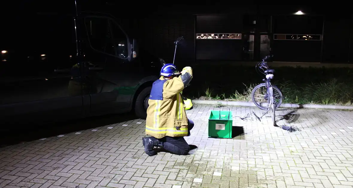 Brandweer blust brandende fietsaccu - Foto 1