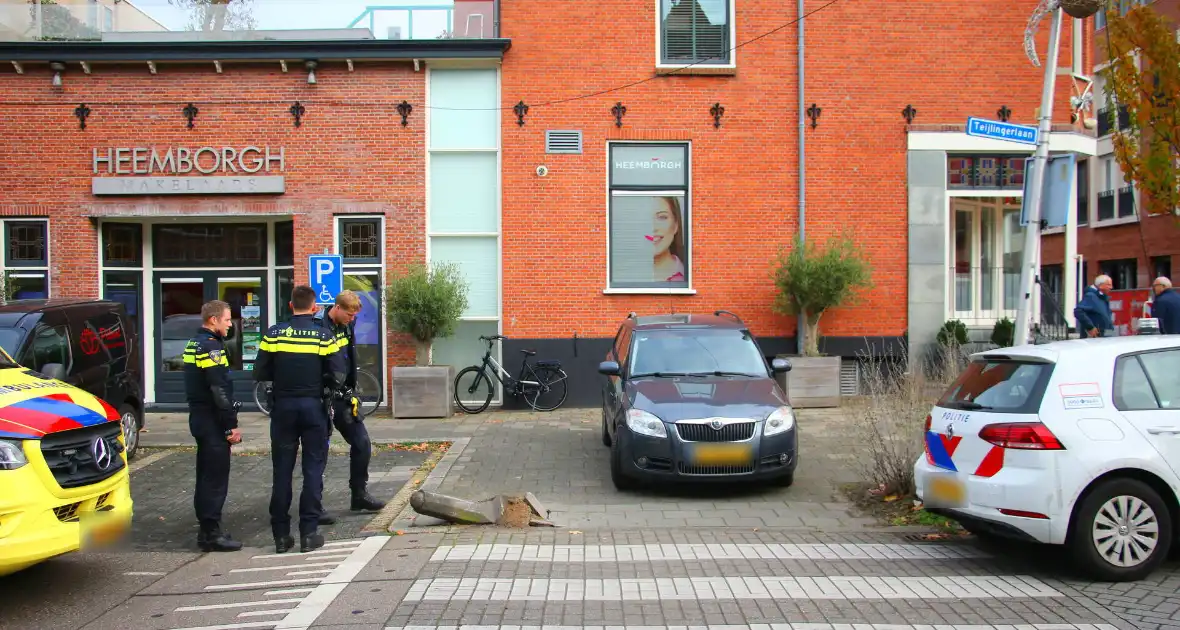 Automobilist rijdt paaltje uit de grond