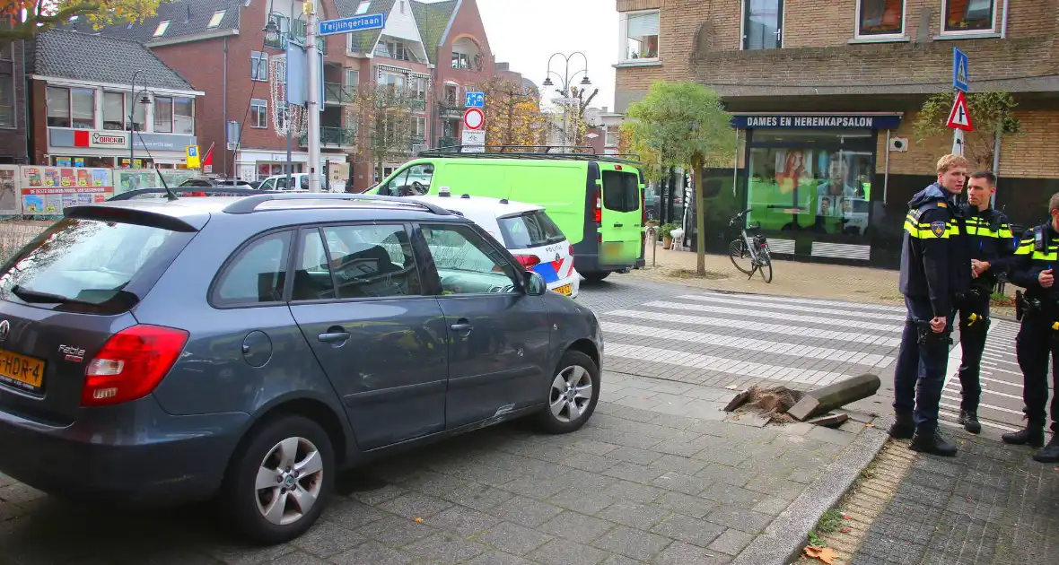 Automobilist rijdt paaltje uit de grond - Foto 6