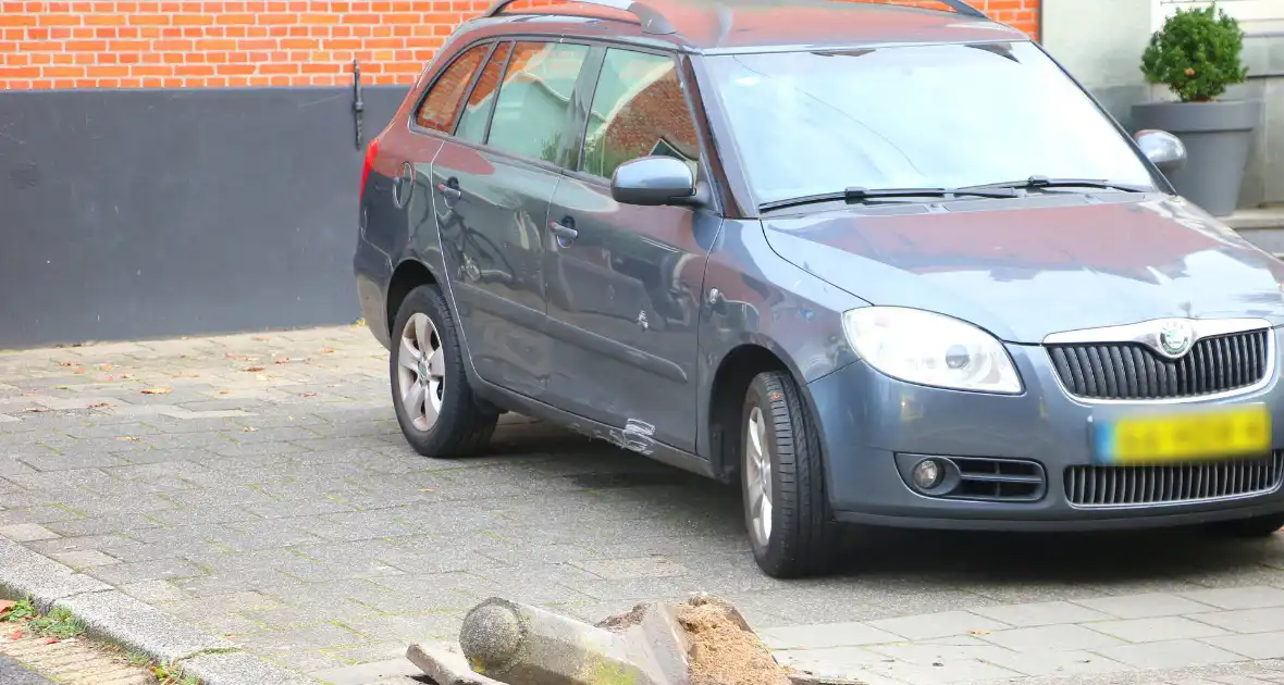 Automobilist rijdt paaltje uit de grond - Foto 7