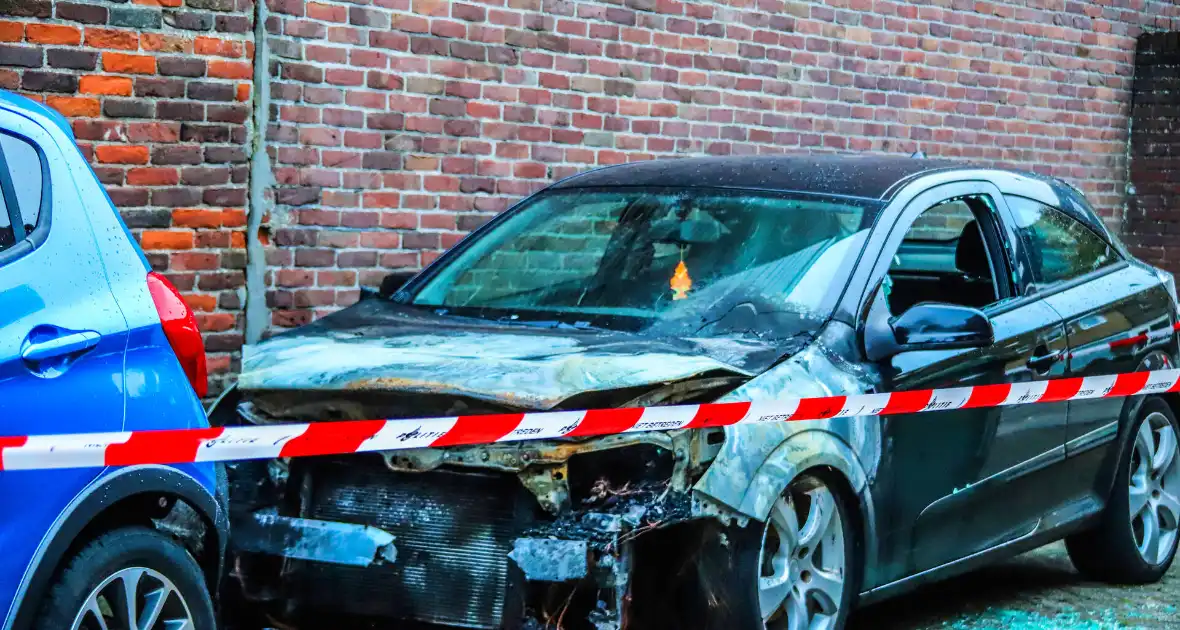 Brandende auto aangetroffen, politie vermoedt brandstichting - Foto 2