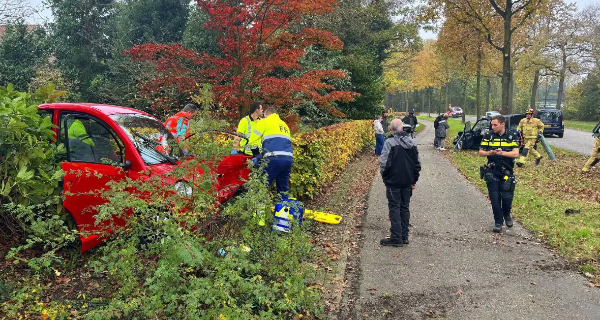 Ongeval met twee voertuigen eindigt in bosschages - Foto 1