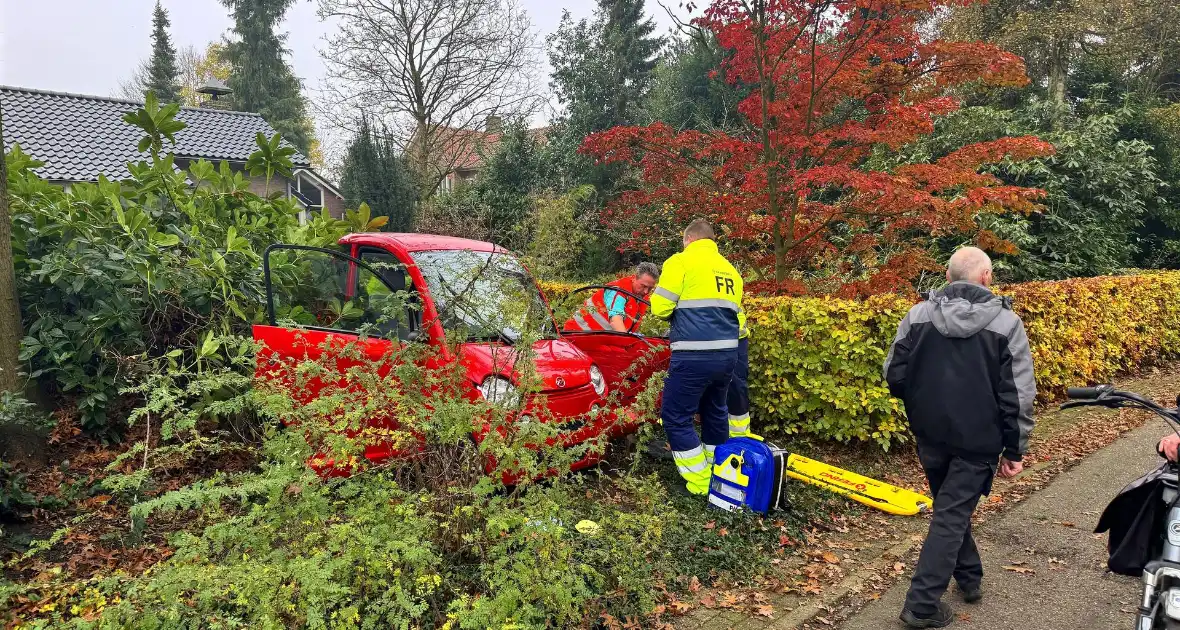 Ongeval met twee voertuigen eindigt in bosschages - Foto 2