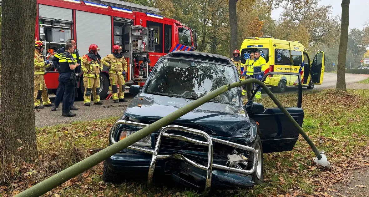 Ongeval met twee voertuigen eindigt in bosschages - Foto 4