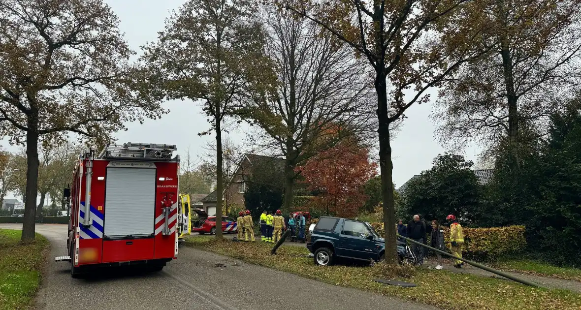 Ongeval met twee voertuigen eindigt in bosschages - Foto 5