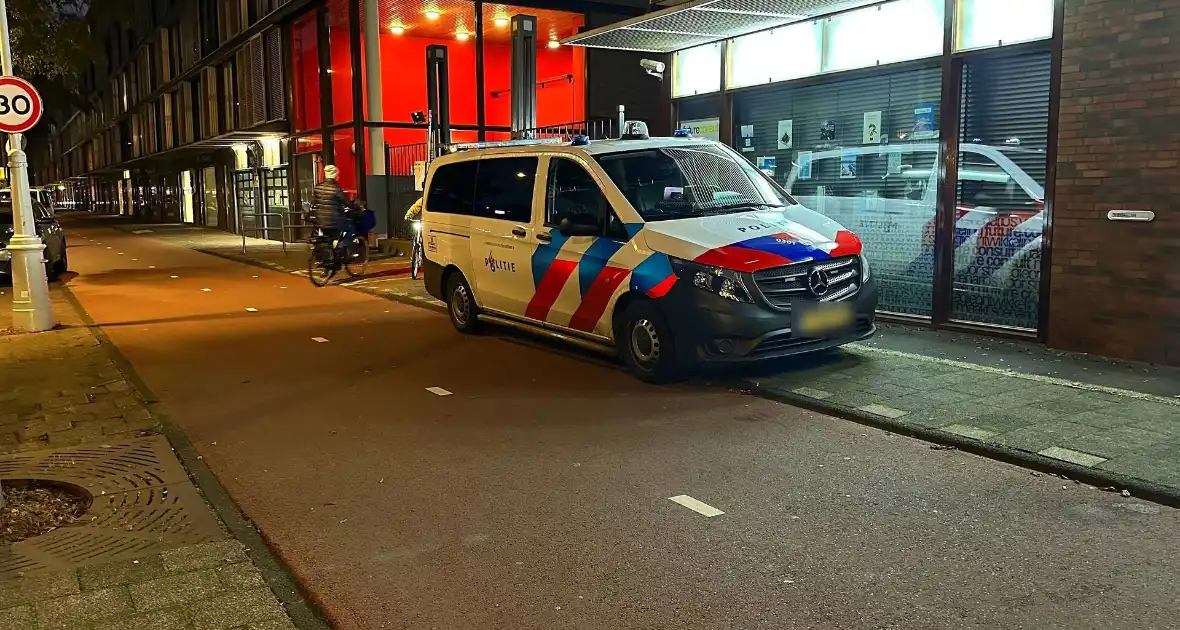 Politie schiet vrouw in been na overlastmelding in wooncomplex - Foto 4