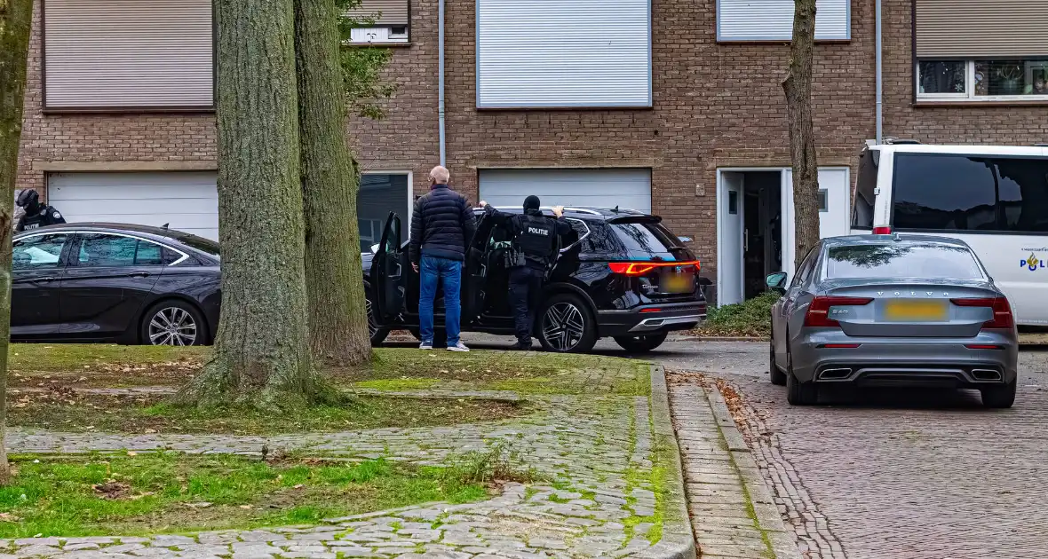 Politie treed woning binnen en houdt 3 personen aan