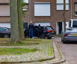 Politie treed woning binnen en houdt 3 personen aan