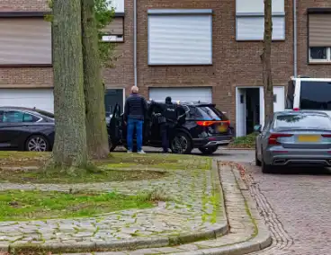 Politie treed woning binnen en houdt 3 personen aan