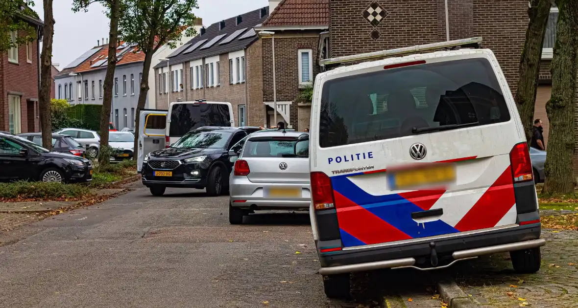 Politie treed woning binnen en houdt 3 personen aan - Foto 1