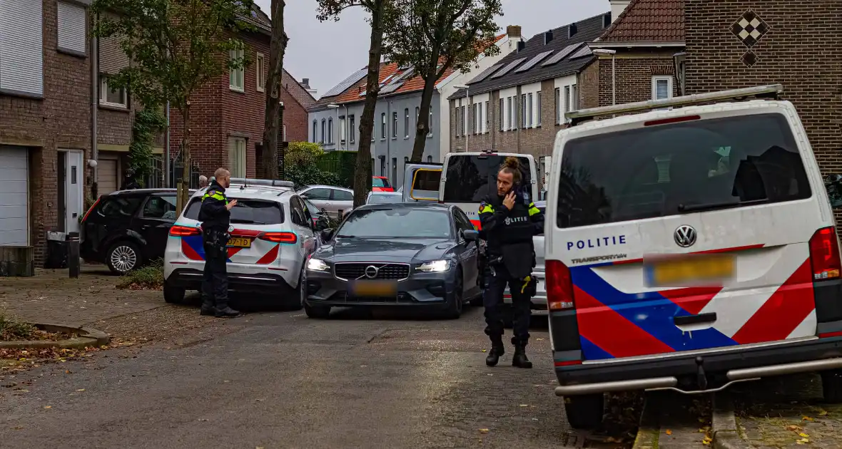 Politie treed woning binnen en houdt 3 personen aan - Foto 3