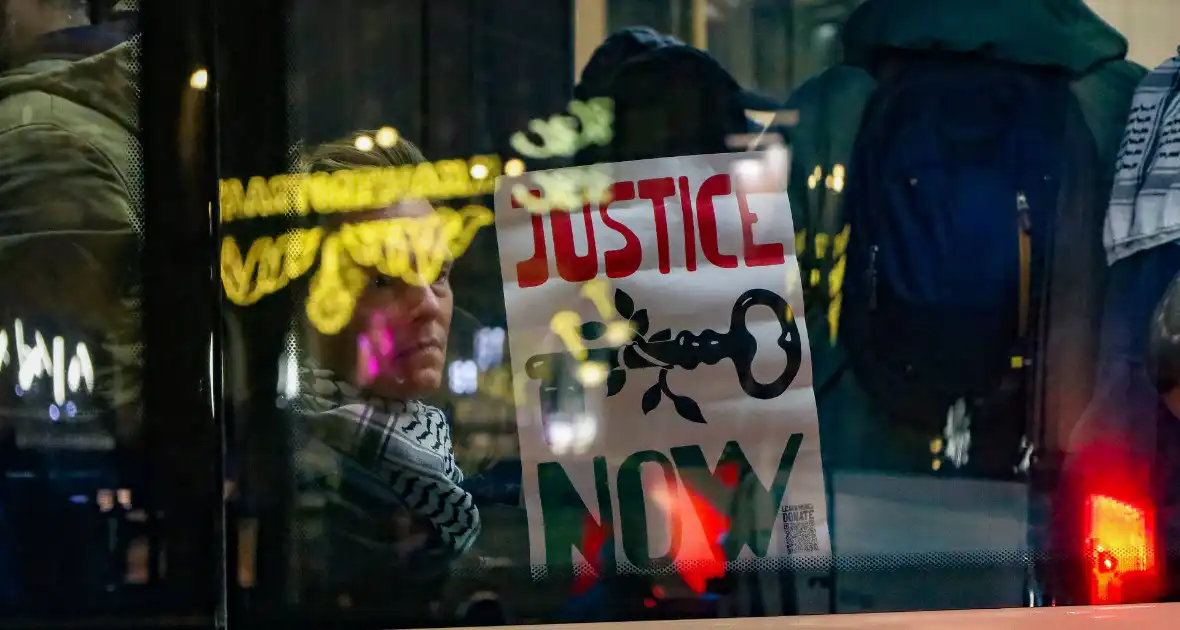 Opnieuw demonstratie, politie grootschalig aanwezig - Foto 6