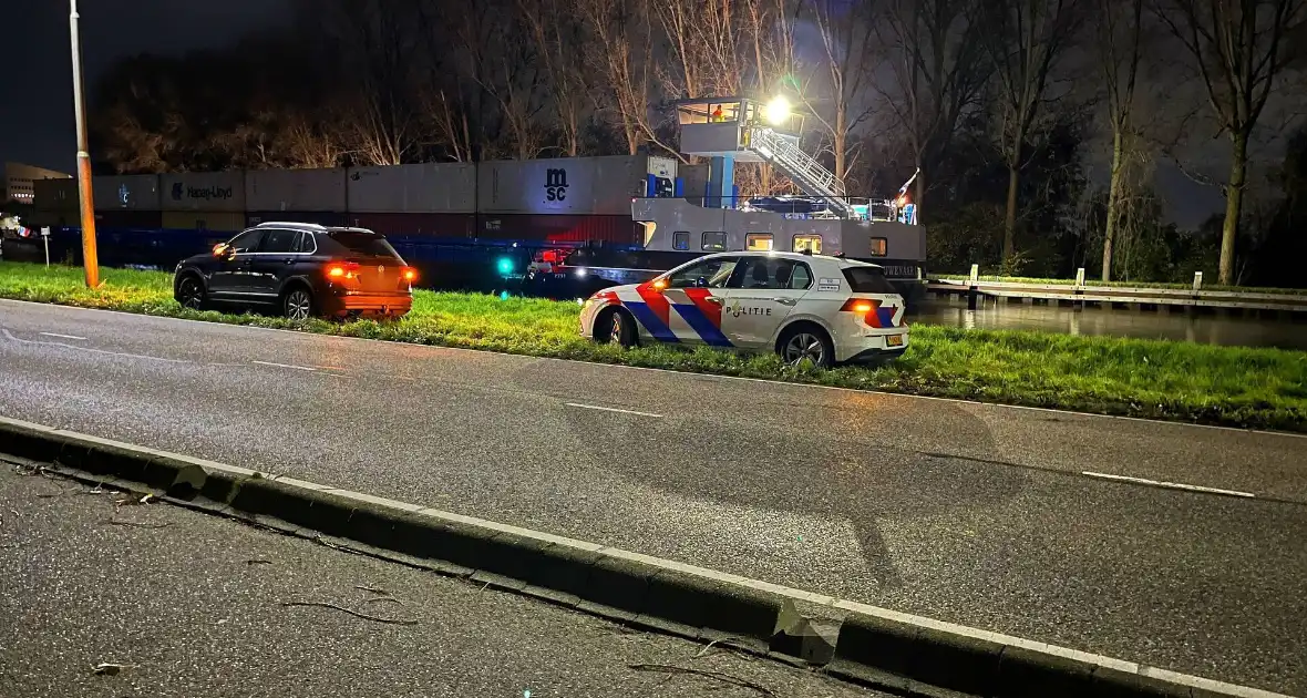 Schip vaart tegen brug aan