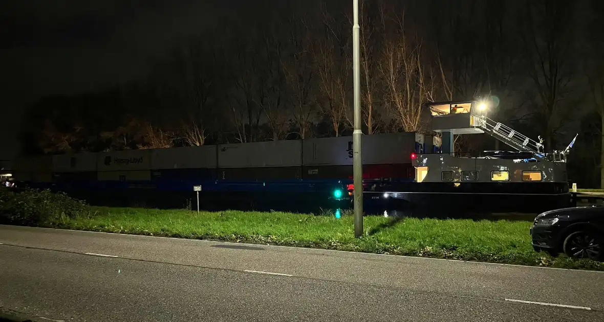 Schip vaart tegen brug aan - Foto 1