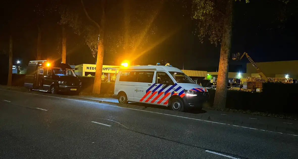 Schip vaart tegen brug aan - Foto 3