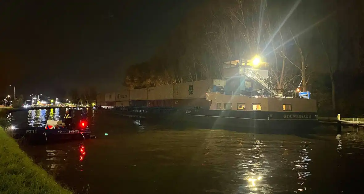 Schip vaart tegen brug aan - Foto 4