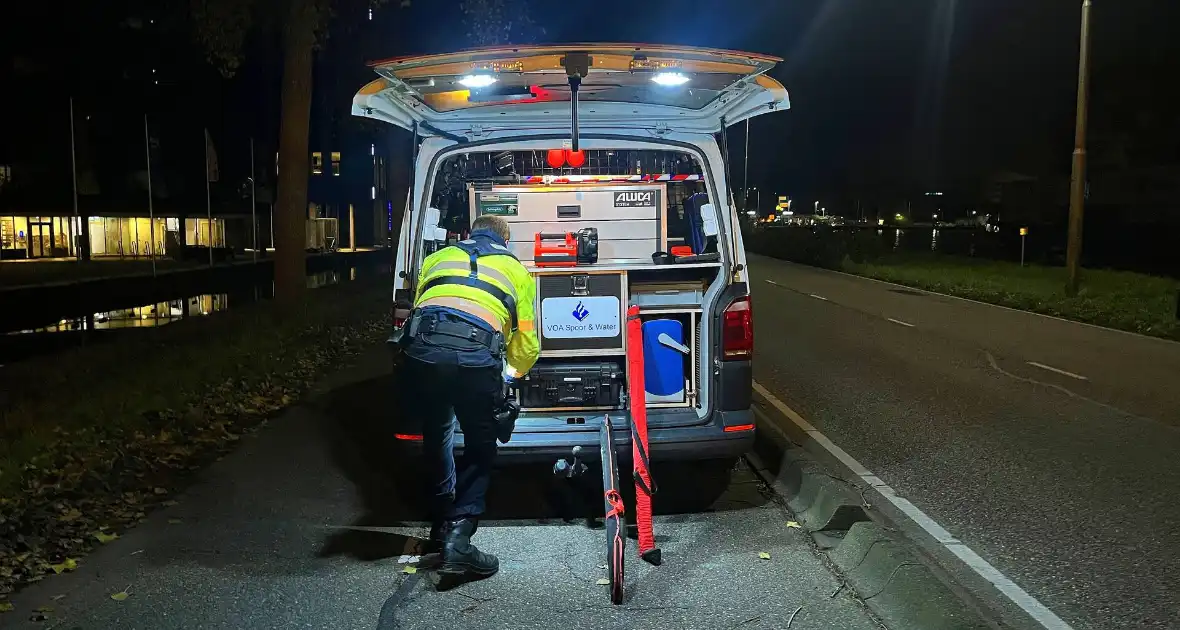 Schip vaart tegen brug aan - Foto 5