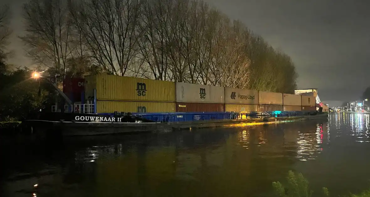 Schip vaart tegen brug aan - Foto 7