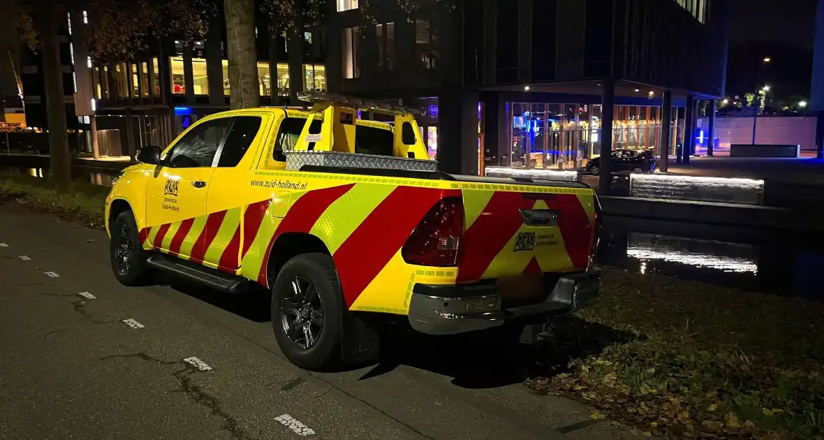 Schip vaart tegen brug aan - Foto 8