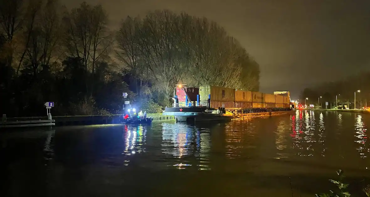 Schip vaart tegen brug aan - Foto 9