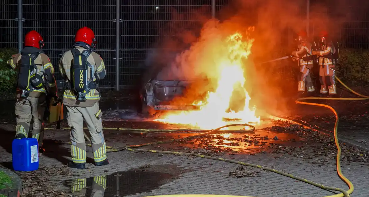 Auto vliegt in brand op parkeerplaats van Hockeyclub