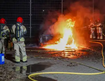 Auto vliegt in brand op parkeerplaats van Hockeyclub