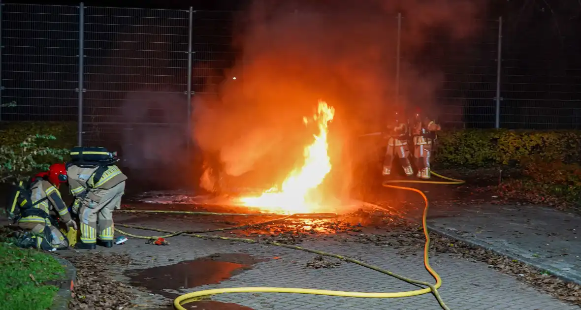 Auto vliegt in brand op parkeerplaats van Hockeyclub - Foto 1