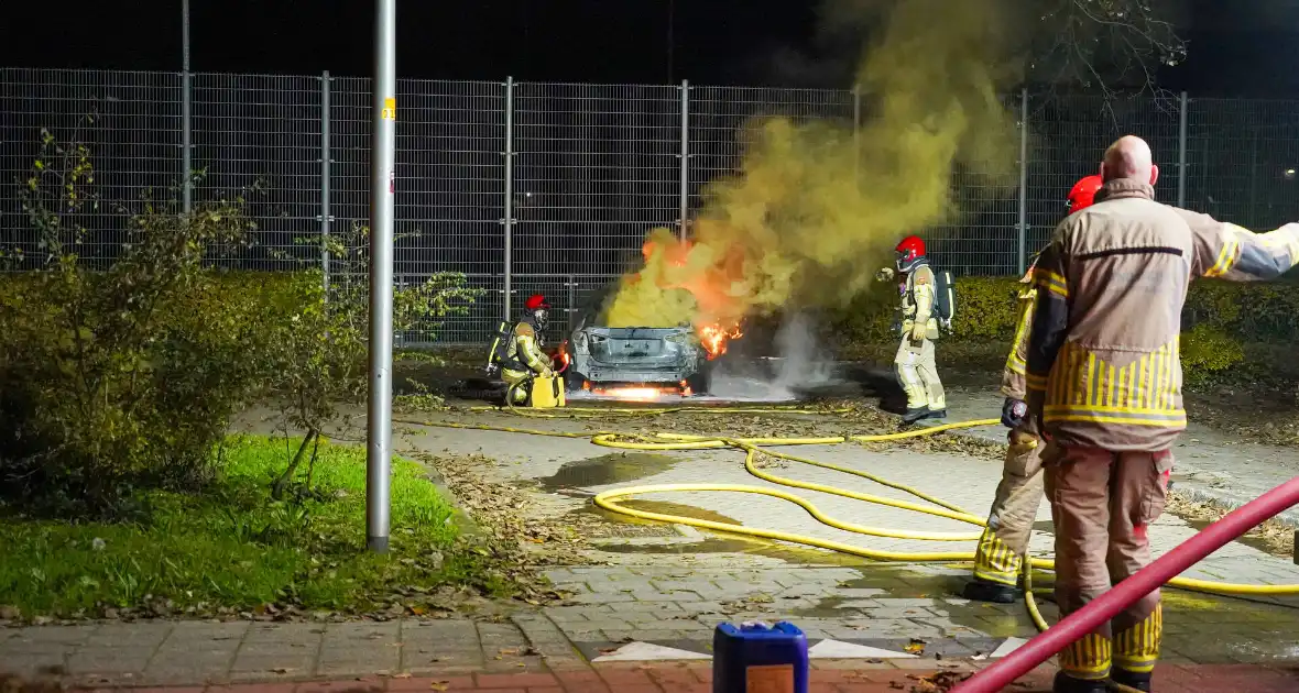 Auto vliegt in brand op parkeerplaats van Hockeyclub - Foto 10