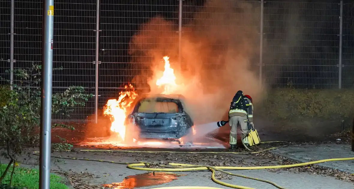 Auto vliegt in brand op parkeerplaats van Hockeyclub - Foto 11