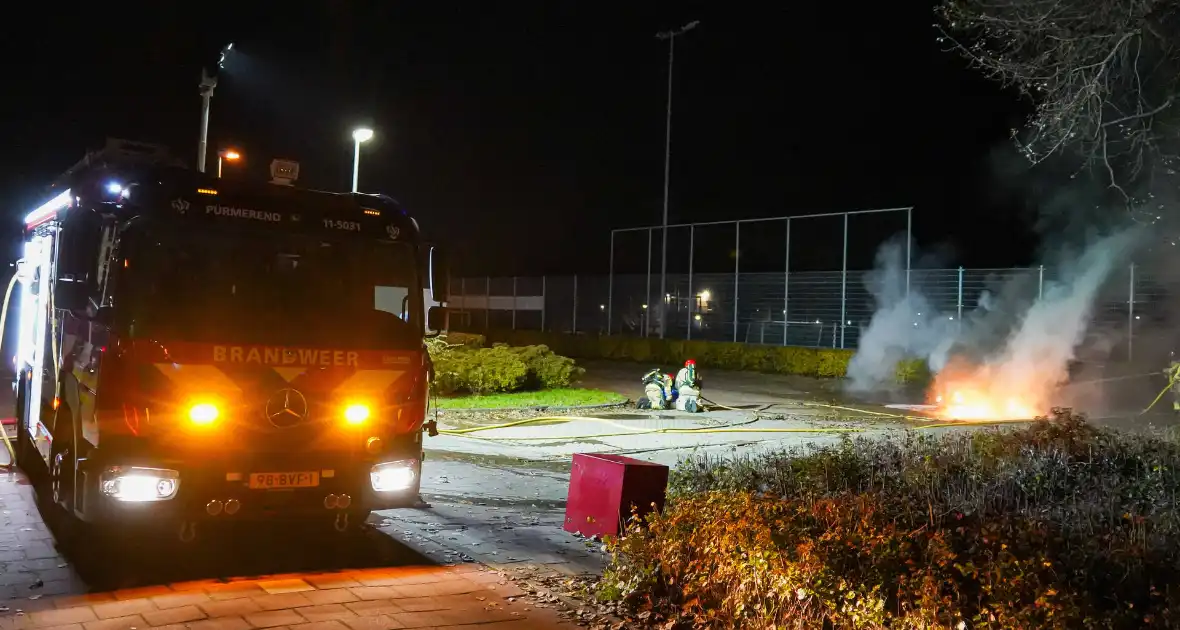 Auto vliegt in brand op parkeerplaats van Hockeyclub - Foto 2