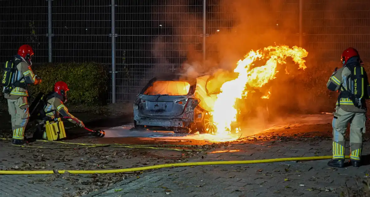 Auto vliegt in brand op parkeerplaats van Hockeyclub - Foto 3