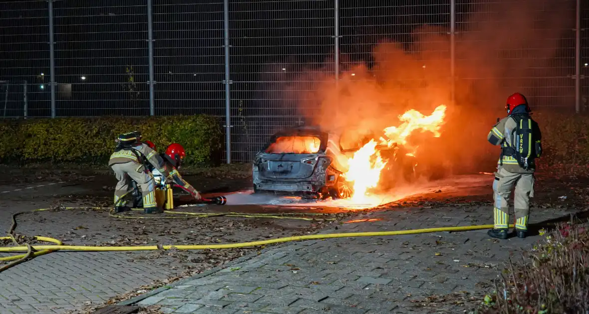 Auto vliegt in brand op parkeerplaats van Hockeyclub - Foto 5