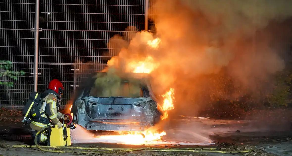 Auto vliegt in brand op parkeerplaats van Hockeyclub - Foto 6