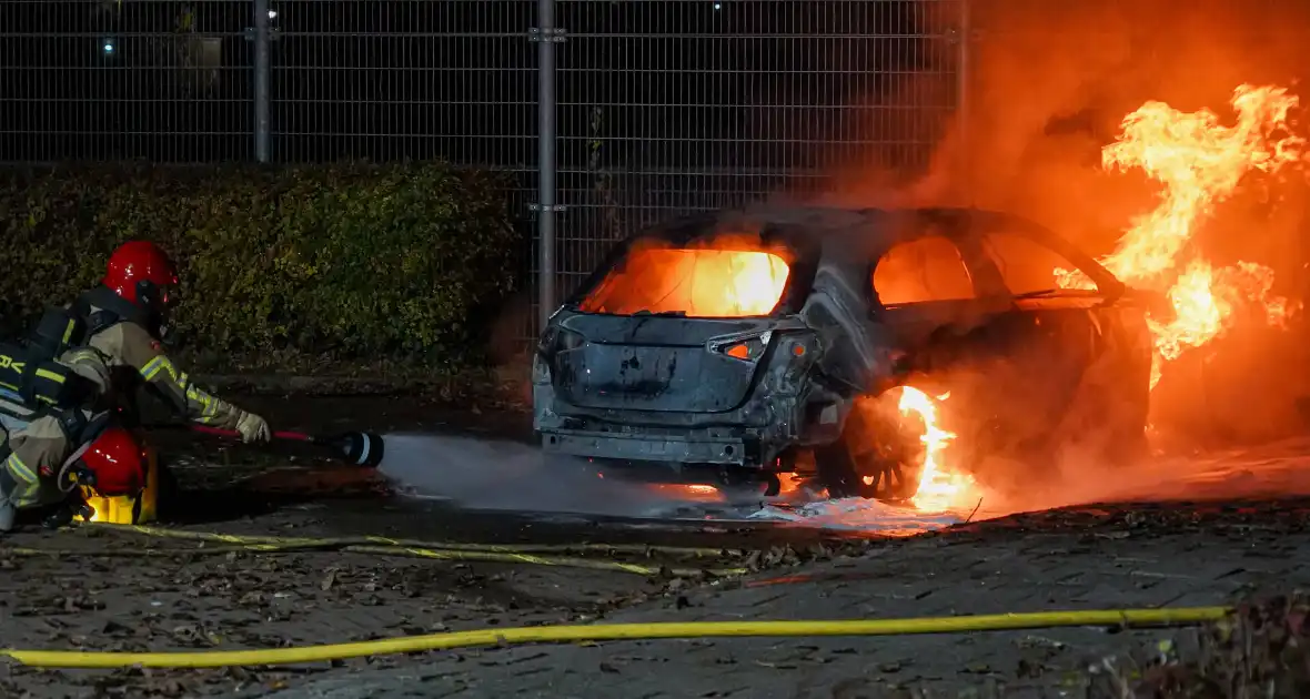 Auto vliegt in brand op parkeerplaats van Hockeyclub - Foto 7