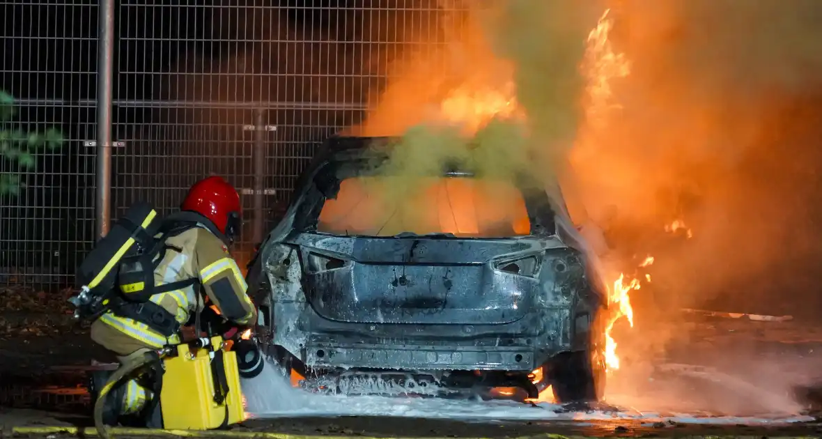 Auto vliegt in brand op parkeerplaats van Hockeyclub - Foto 8