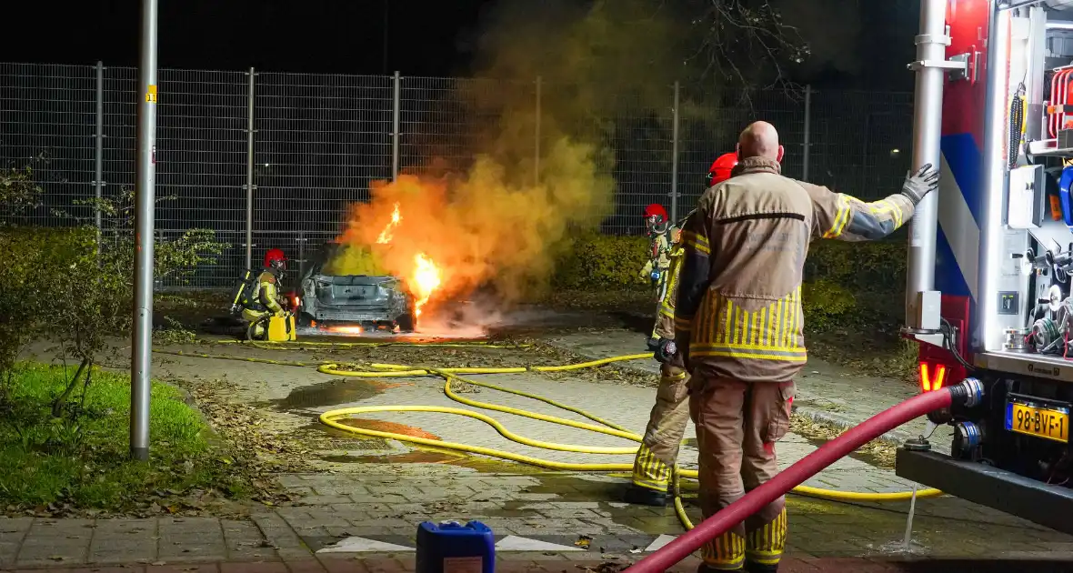 Auto vliegt in brand op parkeerplaats van Hockeyclub - Foto 9