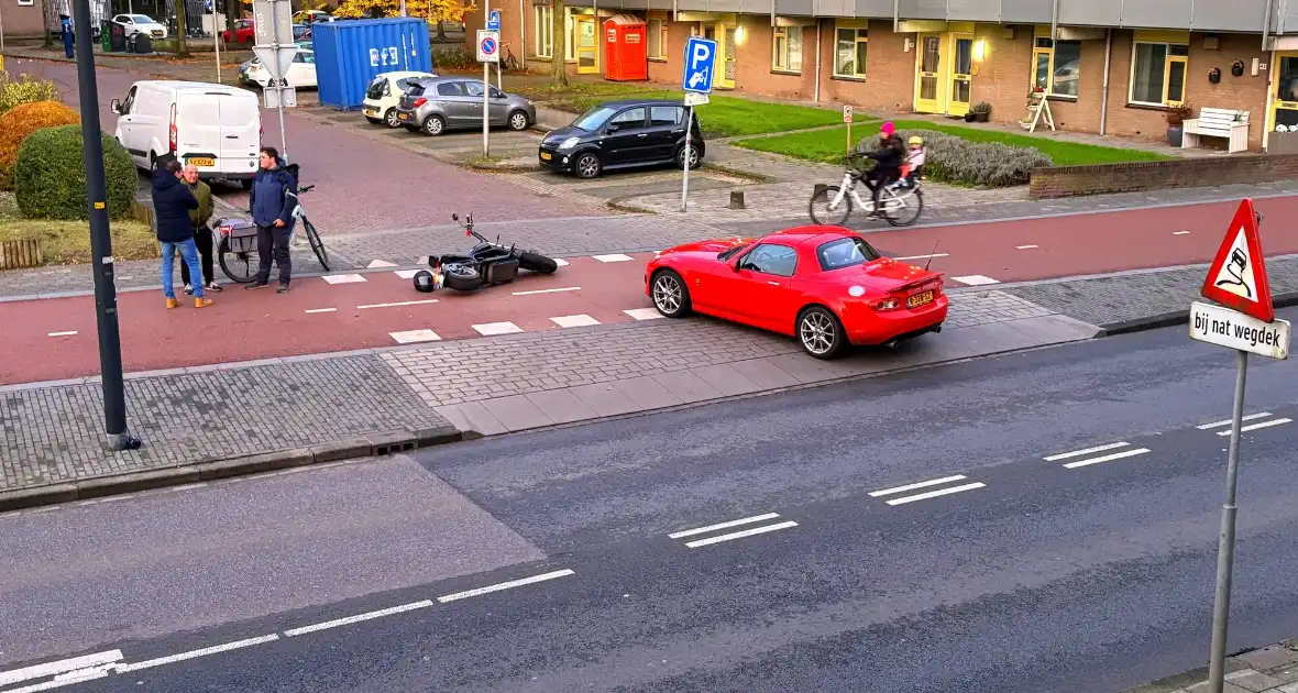 Afslaande auto rijdt scooterrijder aan