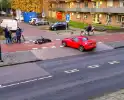 Afslaande auto rijdt scooterrijder aan