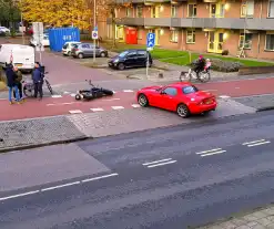 Afslaande auto rijdt scooterrijder aan