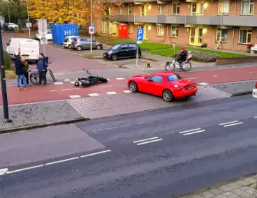 Afslaande auto rijdt scooterrijder aan