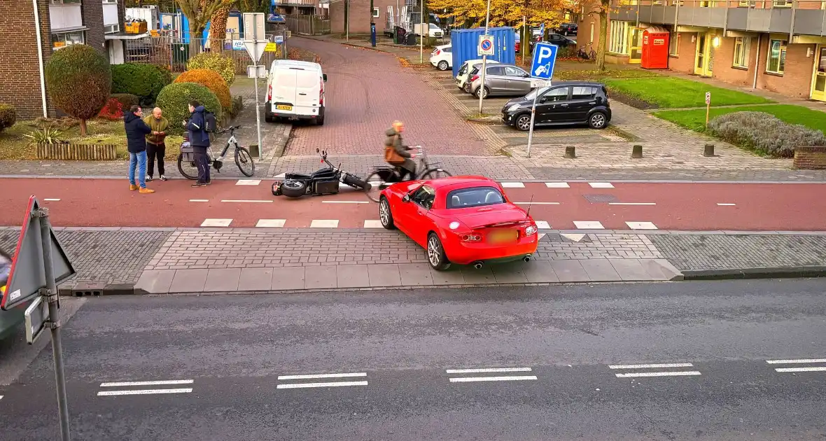 Afslaande auto rijdt scooterrijder aan - Foto 1