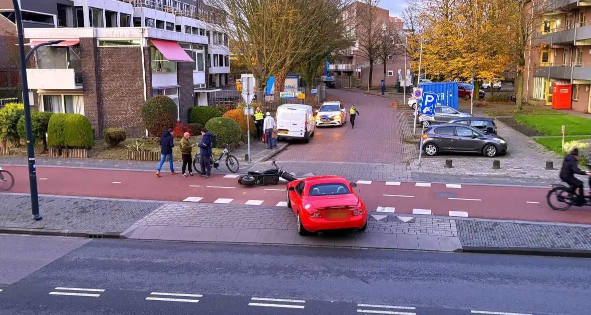 Afslaande auto rijdt scooterrijder aan - Foto 2