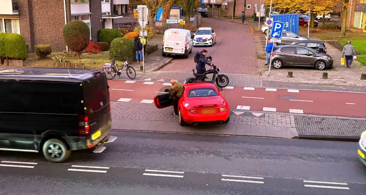 Afslaande auto rijdt scooterrijder aan - Foto 3