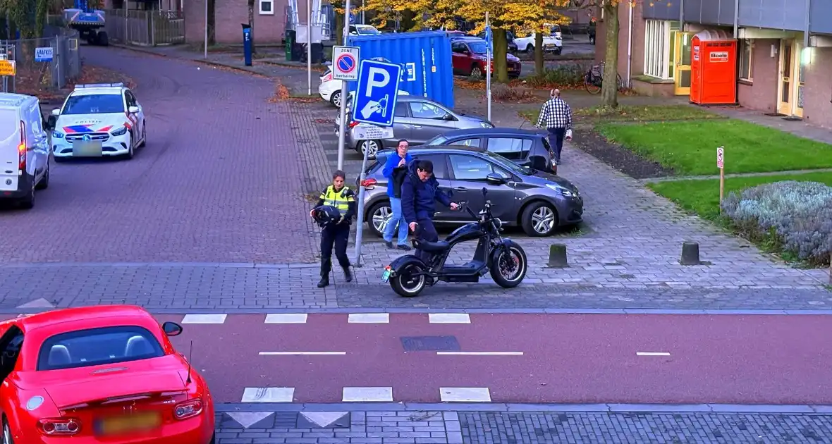 Afslaande auto rijdt scooterrijder aan - Foto 4