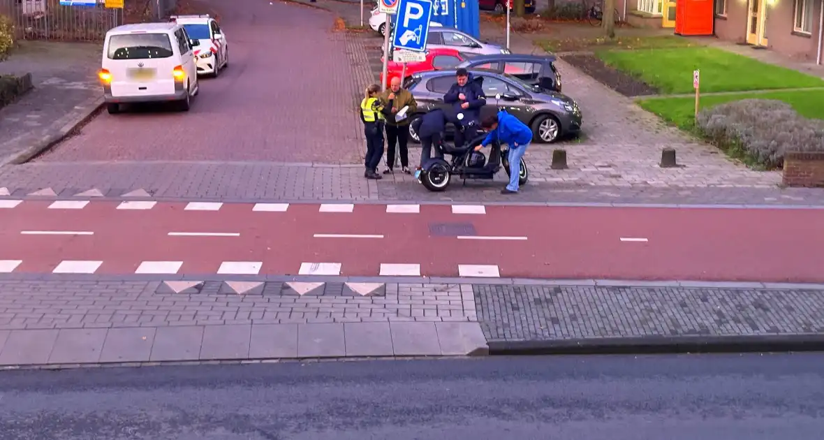 Afslaande auto rijdt scooterrijder aan - Foto 6