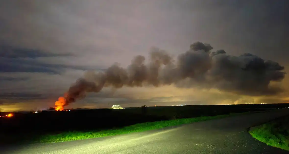 Grote uitslaande brand bij agrarische schuur