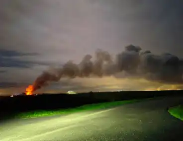 Grote uitslaande brand bij agrarische schuur