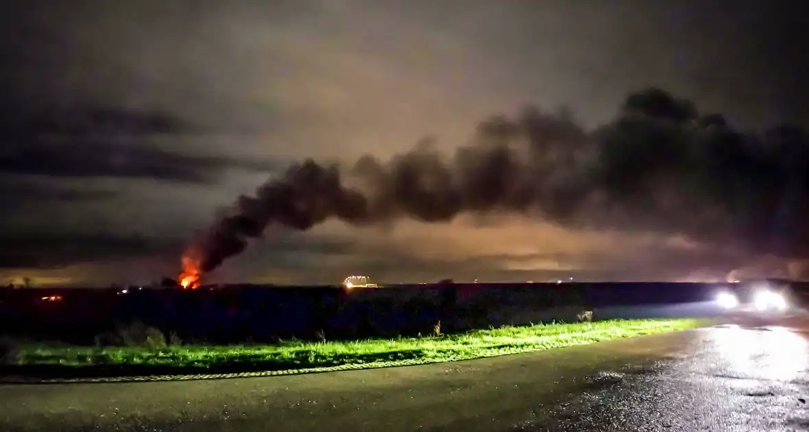 Grote uitslaande brand bij agrarische schuur - Foto 2