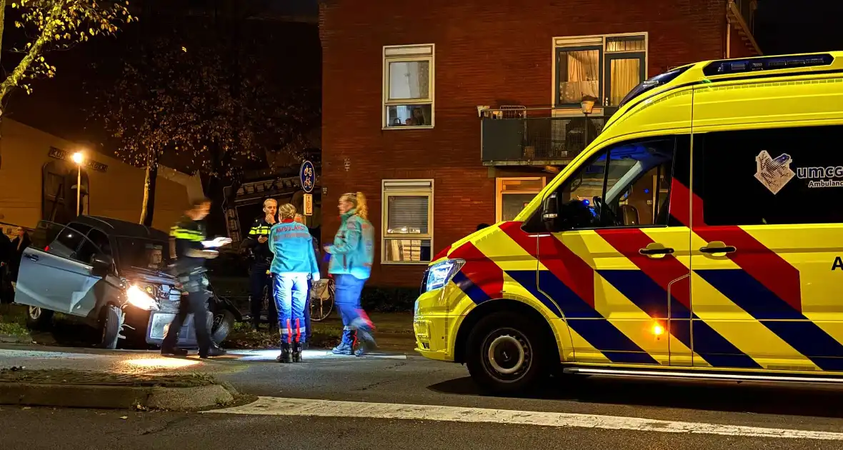 Brommobiel klapt op lantaarnpaal