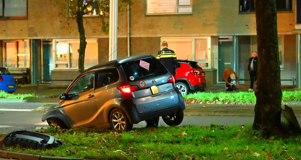 Brommobiel klapt op lantaarnpaal - Foto 1